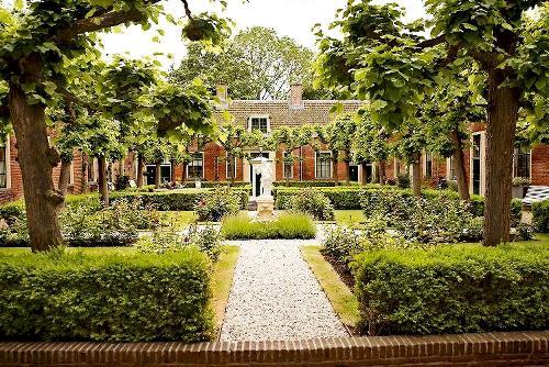 Hofje in Alkmaar met veel groene bomen
